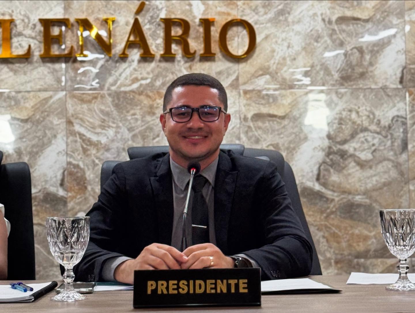 Vereador Fernando Moura solicita placas de Atendimento Prioritário em órgãos públicos
