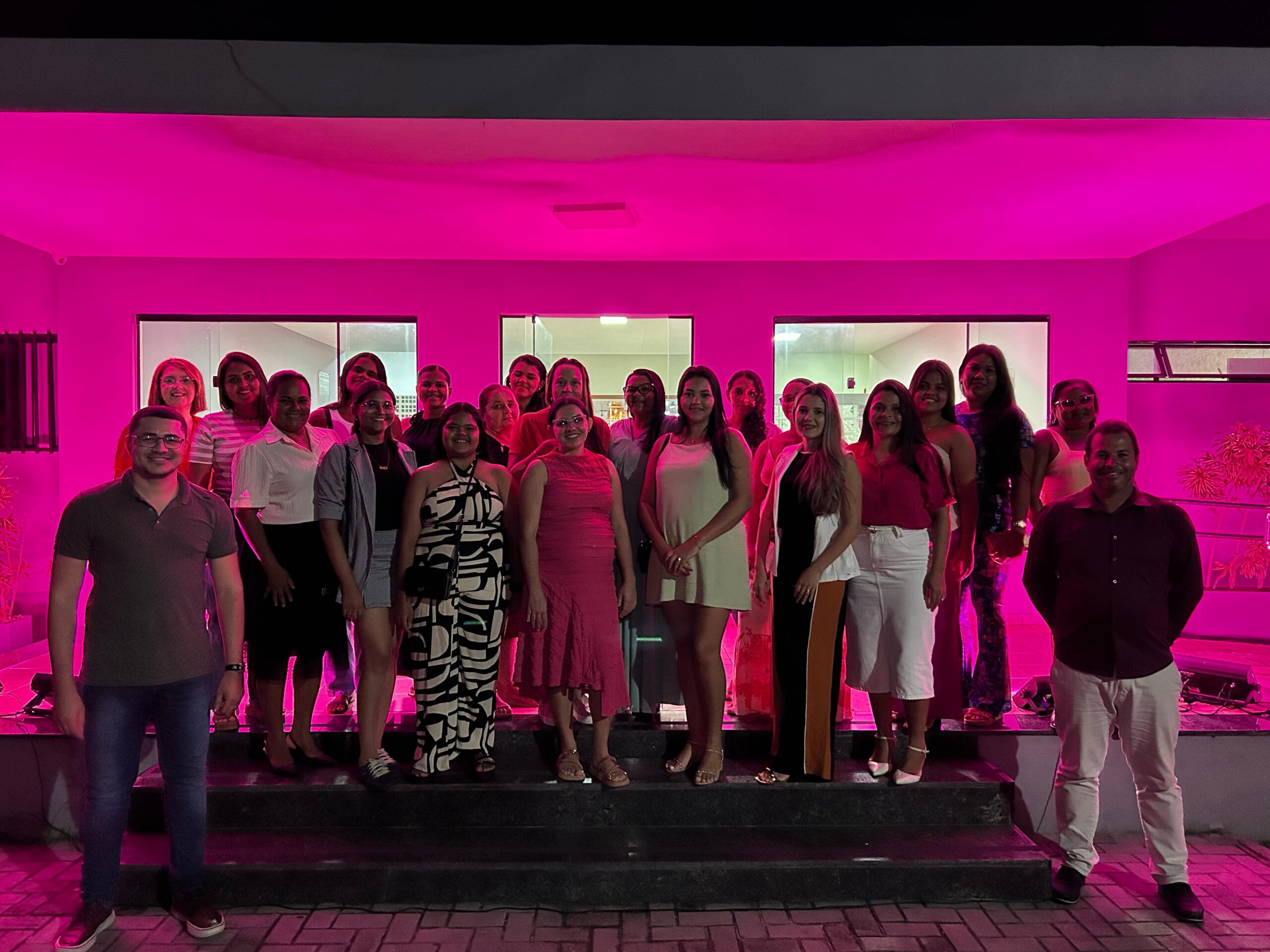 Câmara ilumina-se e presidente promove palestra em homenagem ao Dia da Mulher