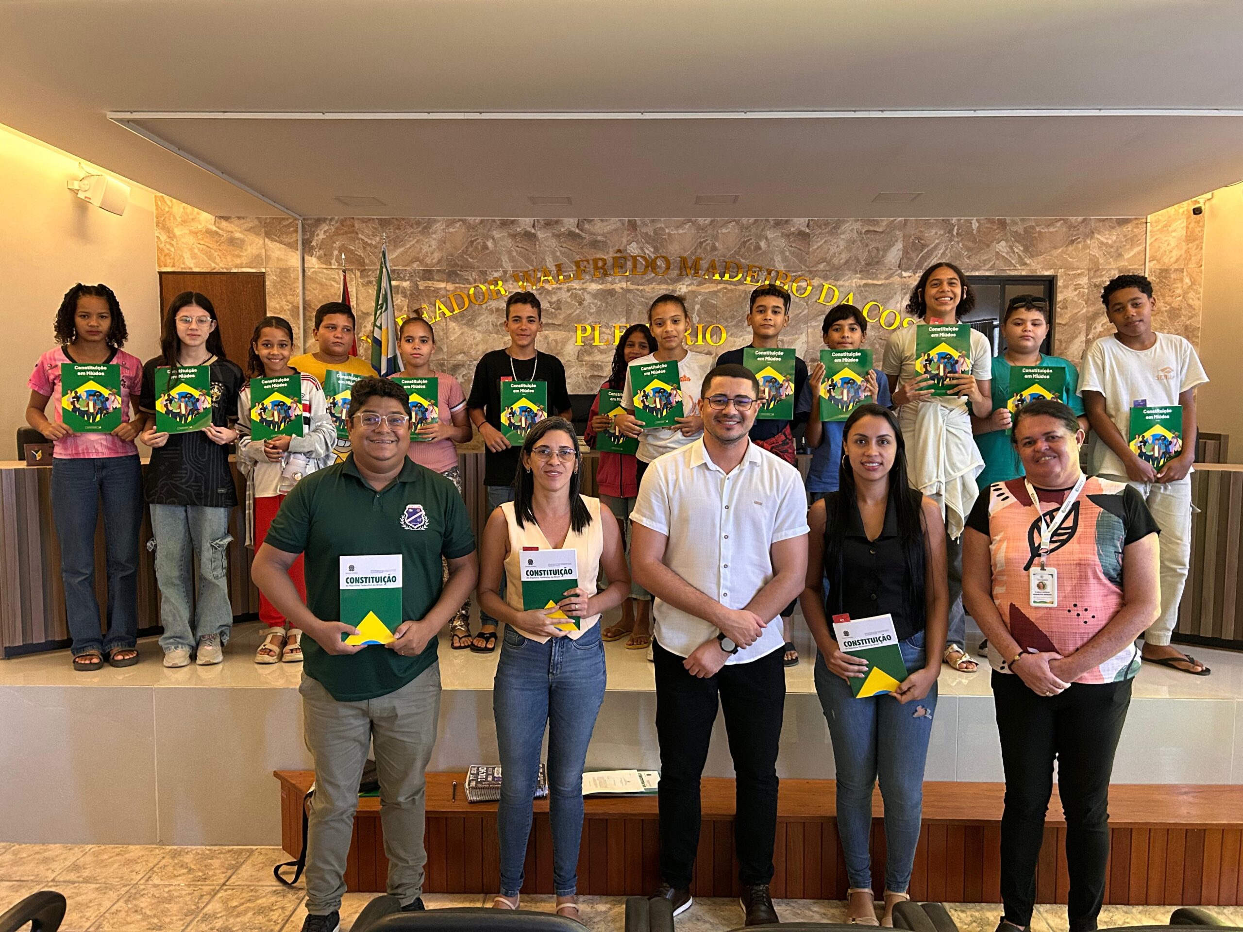 Alunos da Escola Municipal de Ensino Fundamental Cônego José Vital Ribeiro Bessa participam de aula de campo sobre Cidadania na Câmara Municipal de Mataraca